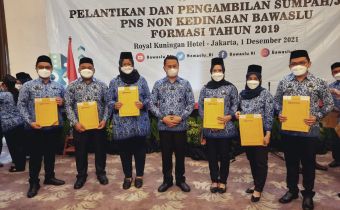 Hadiri Pelantikan CPNS Bawaslu, Nikson : Berharap 6 PNS Menjalankan Tugas Dengan Baik