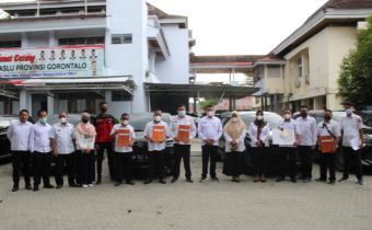 Kepala Sekretariat Bawaslu Provinsi Gorontalo Serahkan Mobil Operasional Bawaslu Kabupaten/Kota