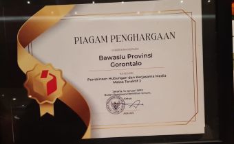 Bawaslu Provinsi Gorontalo Mendapat Piagam Penghargaan Dari Bawaslu RI