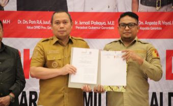 Ketua Bawaslu Provinsi Gorontalo Menandatangani NPHD Pemilu 2024