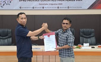 TERIMA BERITA ACARA HASIL AKHIR VERIFIKASI ADMINISTRASI, FADJRI BERHARAP PARTAI POLITIK MAKSIMALKAN TAHAPAN PEMILU 2024