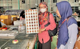 Lismawy Ibrahim Awasi Pabrikasi Segel Pemilihan 2024 di Jawa Barat