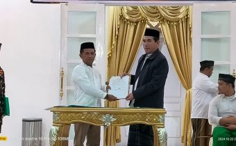 Anggota Bawaslu Provinsi Gorontalo, Moh. Fadjri Arsyad Teken MoU pada Acara Resepsi Hari Santri Nasional dan Launching Buku Fikih Pilkada