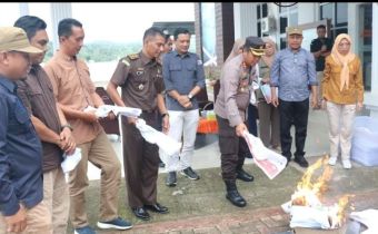 Lismawy Ibrahim Awasi Langsung Pemusnahan Kelebihan Surat Suara