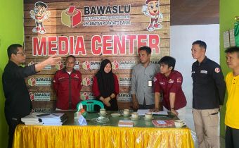 Lakukan Supervisi di 13 Kecamatan, John : Panwascam Cermat Memahami Regulasi Pemilu