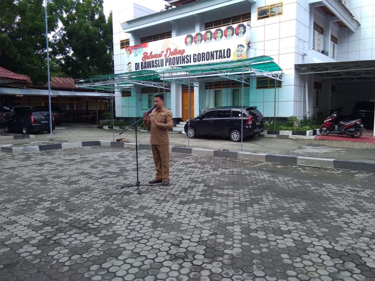 PIMPIN APEL PAGI ; KASEK NIKSON TEKANKAN OPTIMALISASI TUGAS DAN FUNGSI SEKRETARIAT BAWASLU.