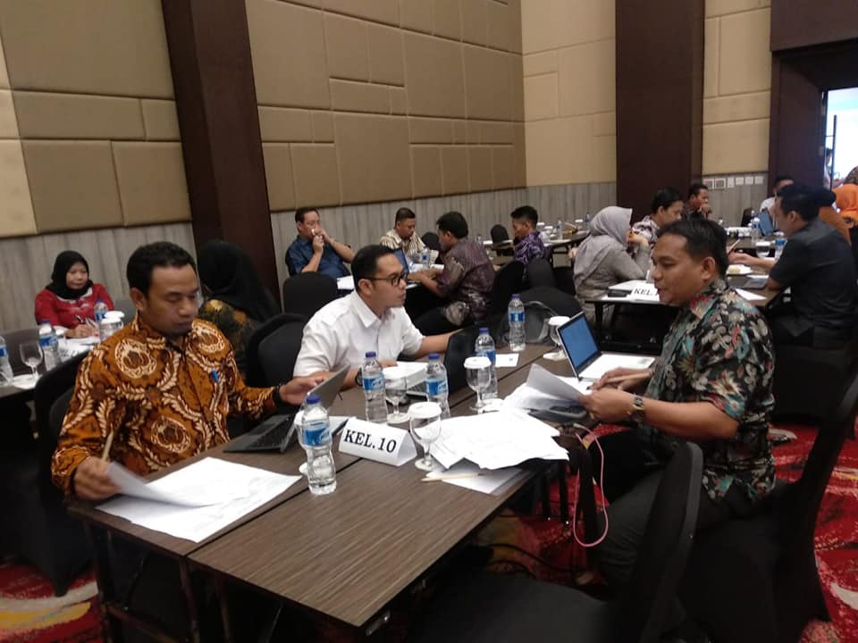 Ketua Bawaslu Provinsi Gorontalo , Jaharudin Umar, mengikuti Rapat review laporan Bawaslu Kab/Kota Tahap 2 Se Indonesia