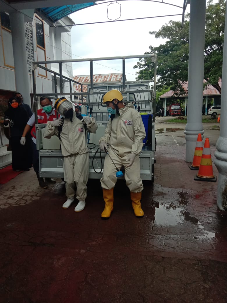 Cegah Virus Corona, Kantor Bawaslu Disemprot Disinfektan