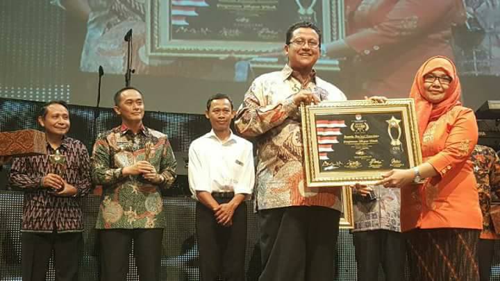 Penyelenggara Pemilu dan Pemerintah Daerah Provinsi Gorontalo Berhasil Meraih Penghargaan Bawaslu Award 2017