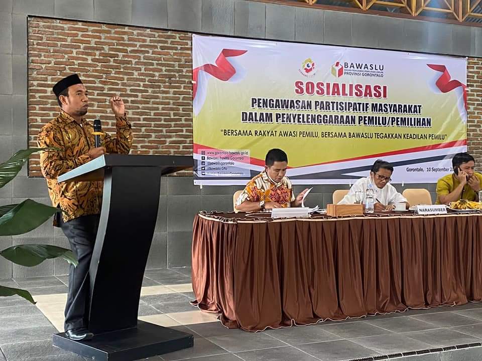 KETUA BAWASLU PROVINSI GORONTALO MEMAPARKAN MATERI DALAM FORUM SOSIALISASI PENGAWASAN PEMILU PARTISIPATIF