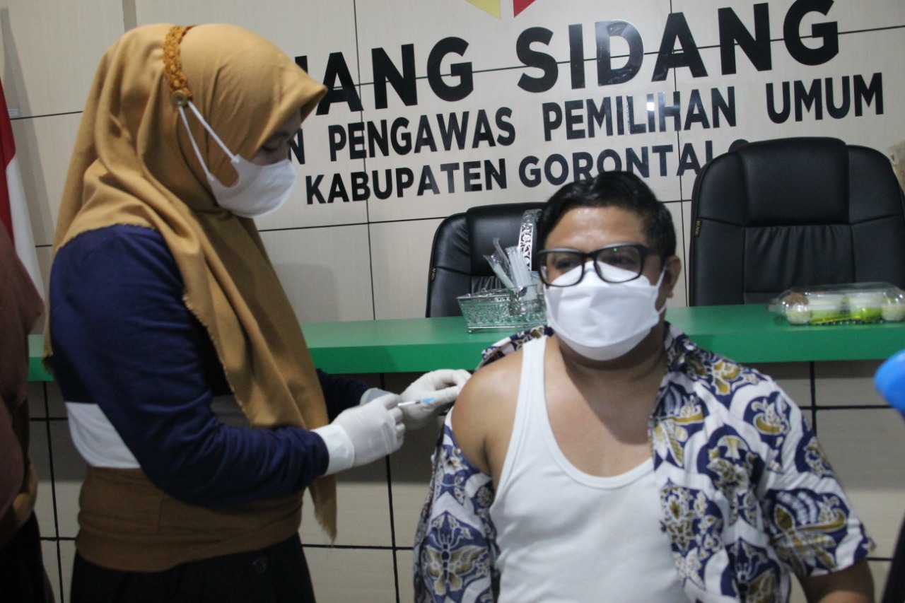 Usai Divaksinasi Covid-19, Idris : Ajak Pengawas Pemilu Sukseskan Program Pemerintah