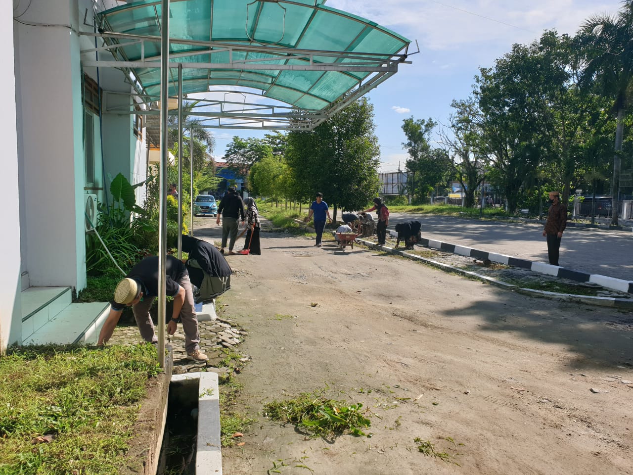 Jumat Sehat, Bawaslu Provinsi Gorontalo Lakukan Giat Kerja Bakti