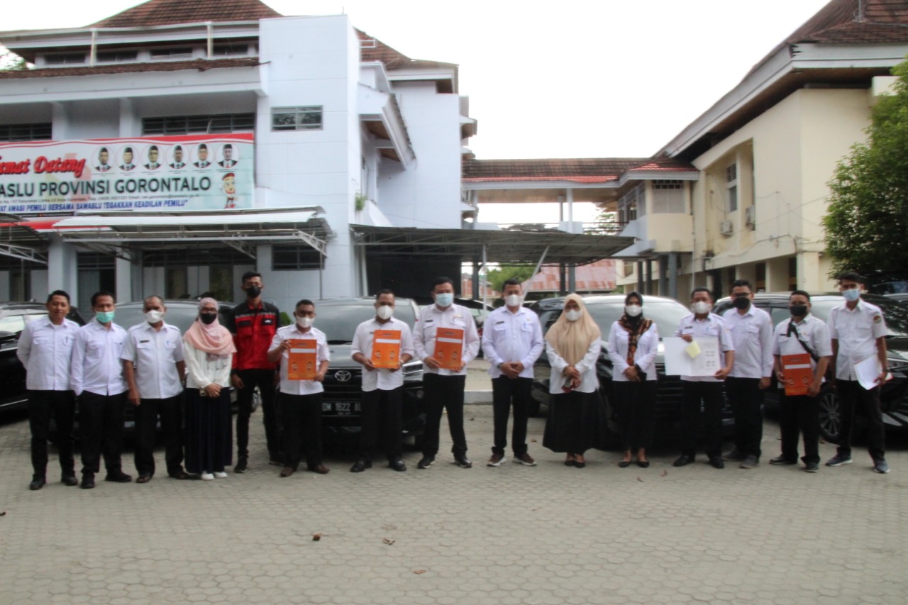 Kepala Sekretariat Bawaslu Provinsi Gorontalo Serahkan Mobil Operasional Bawaslu Kabupaten/Kota