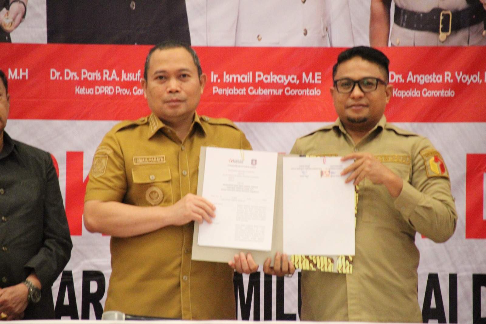 Ketua Bawaslu Provinsi Gorontalo Menandatangani NPHD Pemilu 2024