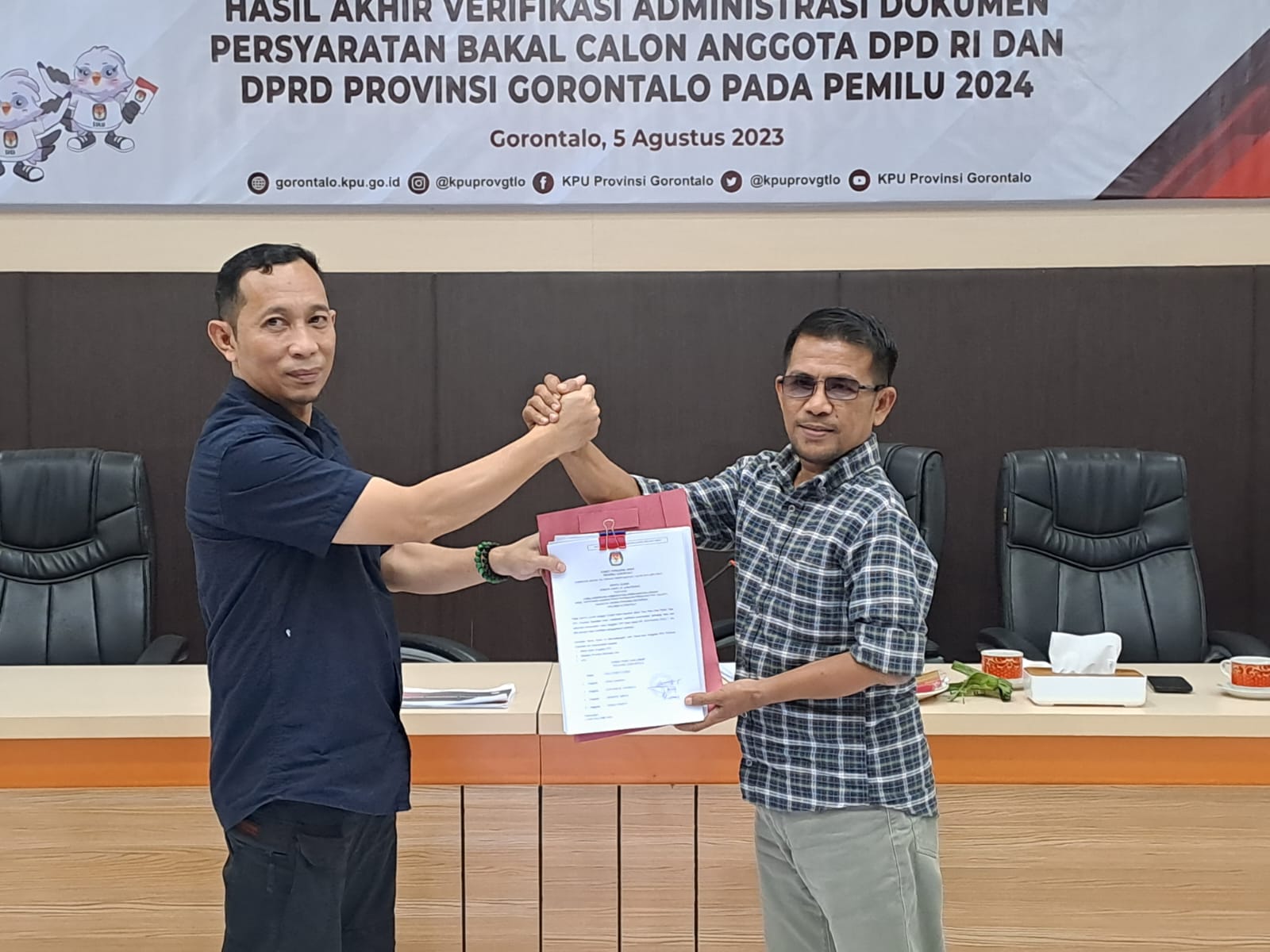 TERIMA BERITA ACARA HASIL AKHIR VERIFIKASI ADMINISTRASI, FADJRI BERHARAP PARTAI POLITIK MAKSIMALKAN TAHAPAN PEMILU 2024