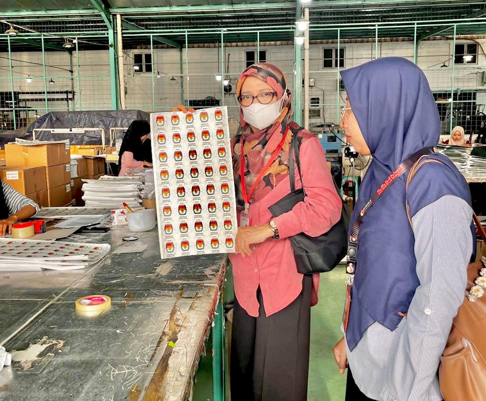 Lismawy Ibrahim Awasi Pabrikasi Segel Pemilihan 2024 di Jawa Barat