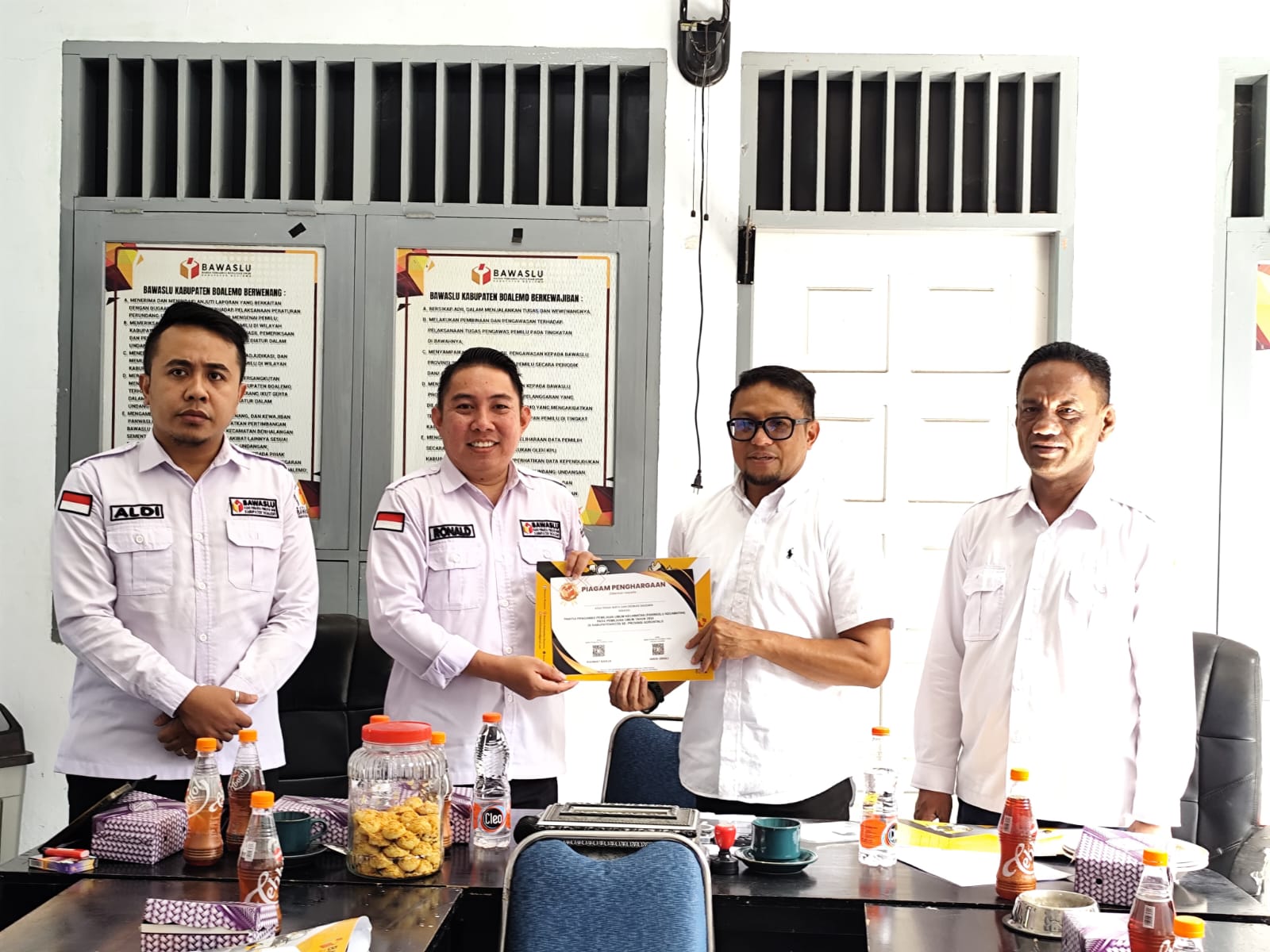 Apresiasi Kinerja Pengawas, Ketua Bawaslu Provinsi Idris Usuli Serahkan Piagam Pengawas AdHoc di Boalemo