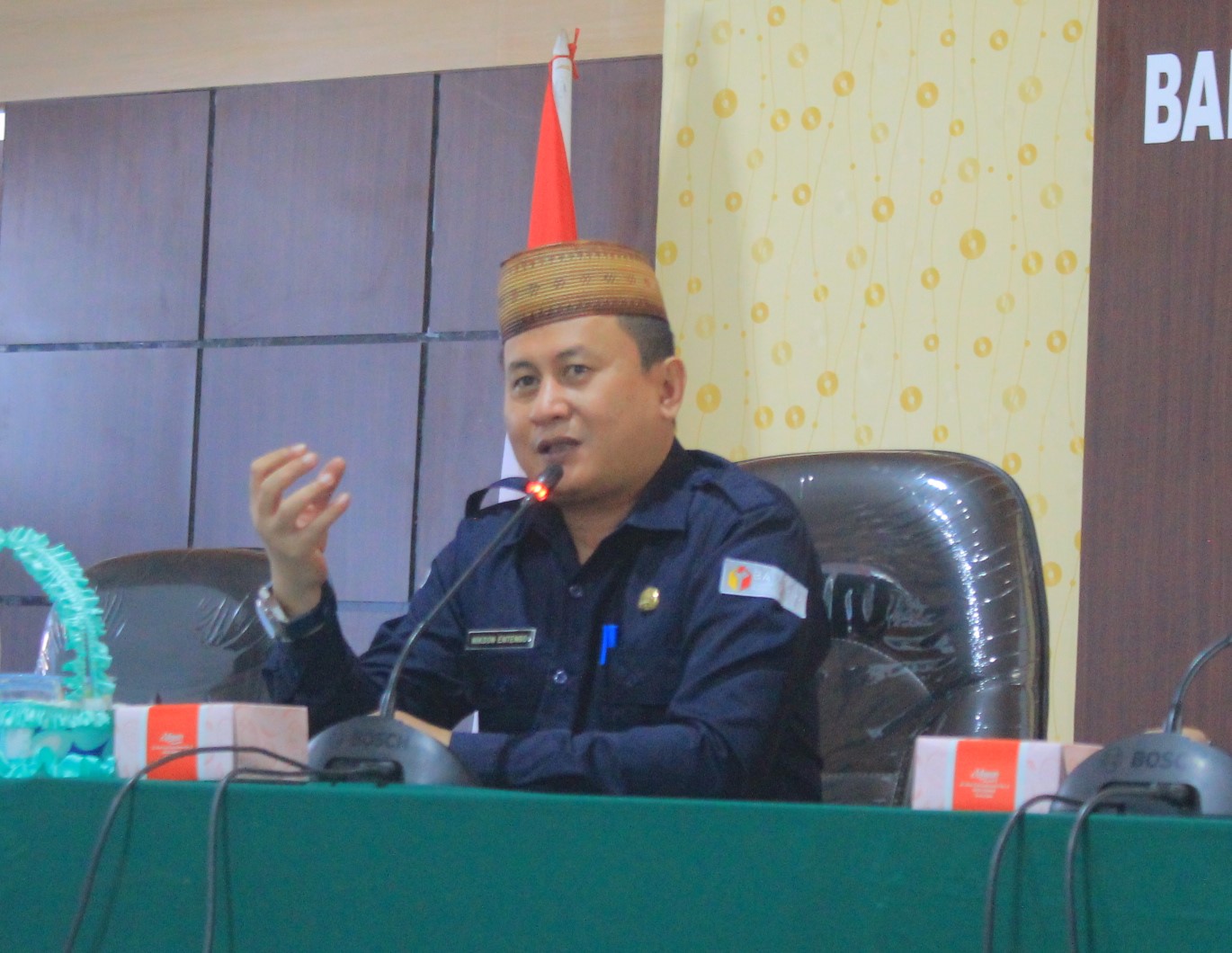 Kepala Sekretariat Serahkan SK Non PNS di Lingkungan Sekretariat Bawaslu Provinsi Gorontalo