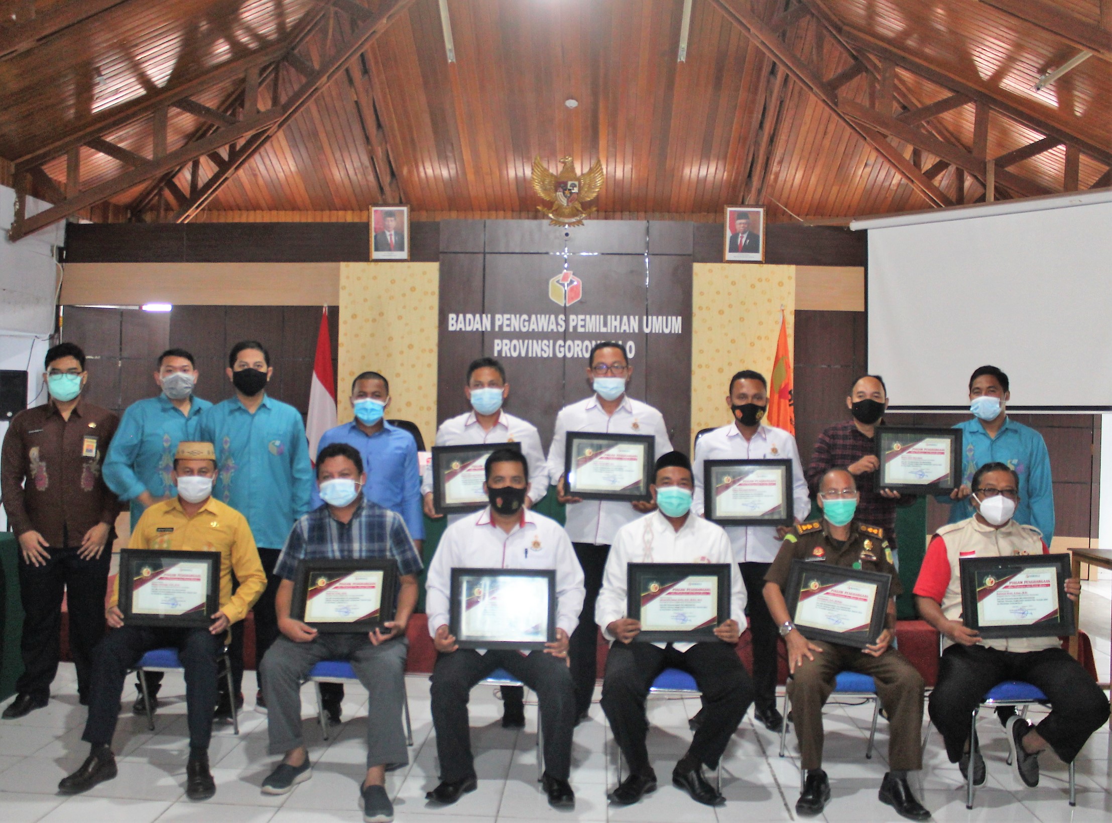 Bawaslu Provinsi Gorontalo Menyerahkan Piagam Penghargaan Gakkumdu