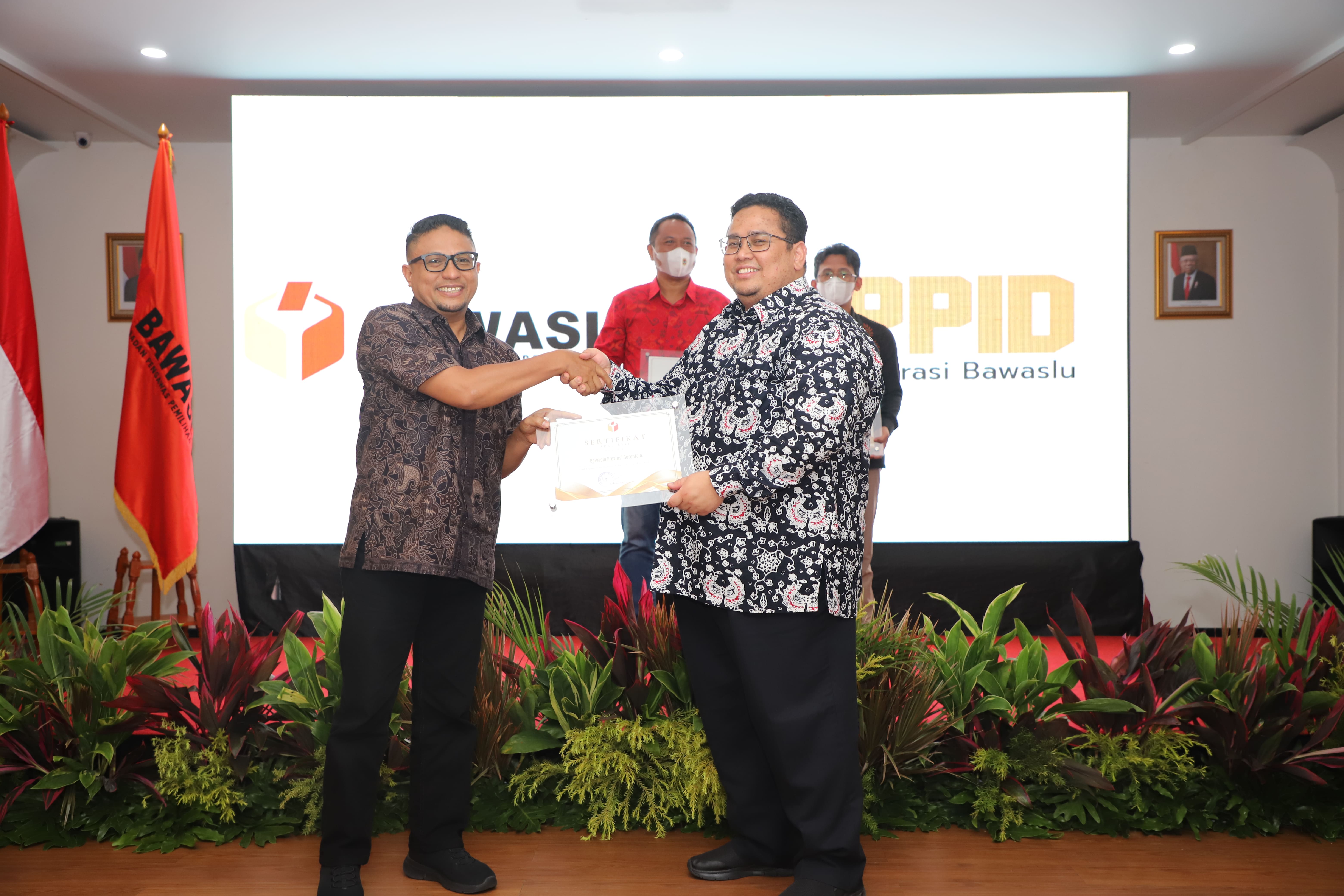 Terima Piagam Penghargaan, Idris Minta Pertahankan Prestasi