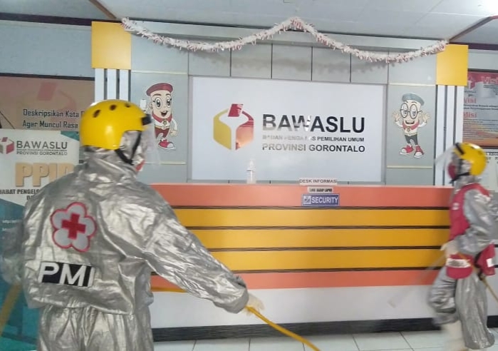 Untuk Mencegah Covid-19, â€œBawaslu Provinsi Gorontalo Lakukan Penyemprotan Disinfektanâ€,