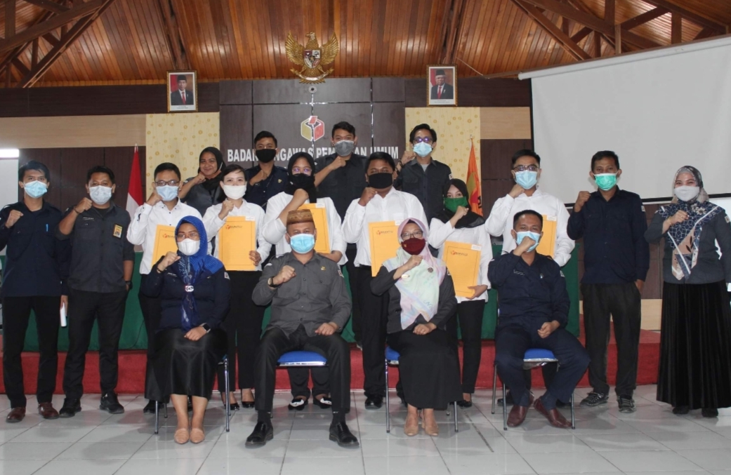 Kasek Nikson menyerahkan SK CPNS Angkatan IV Yang Bertugas di Bawaslu Provinsi Gorontalo