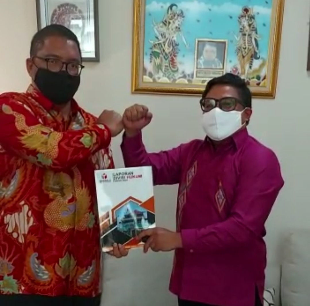 Idris Serahkan Laporan Akhir Divisi Hukum Pada Anggota Bawaslu RI