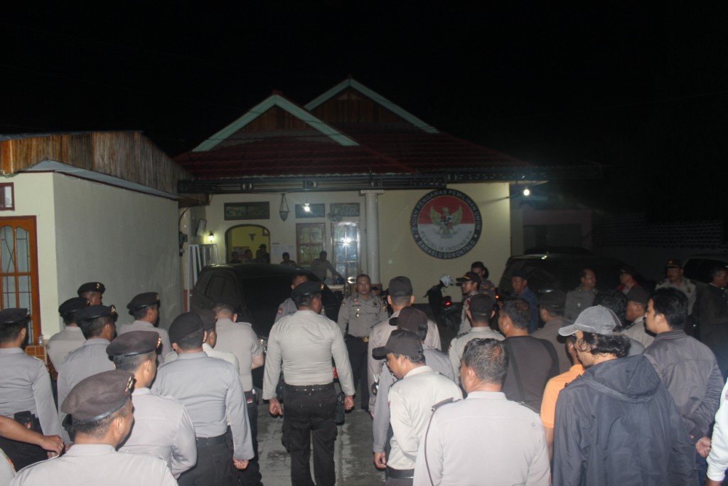 Unsur Kepolisian Melakukan Penjagaan Ketat Di Bawaslu Provinsi Gorontalo