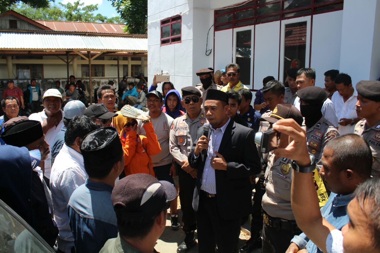 Kantor Sekretariat Bawaslu Provinsi Gorontalo Didemo, Warga Pertanyakan Keabsahan Legalisir Ijazah Salah Seorang Bakal Calon Wakil Walikota