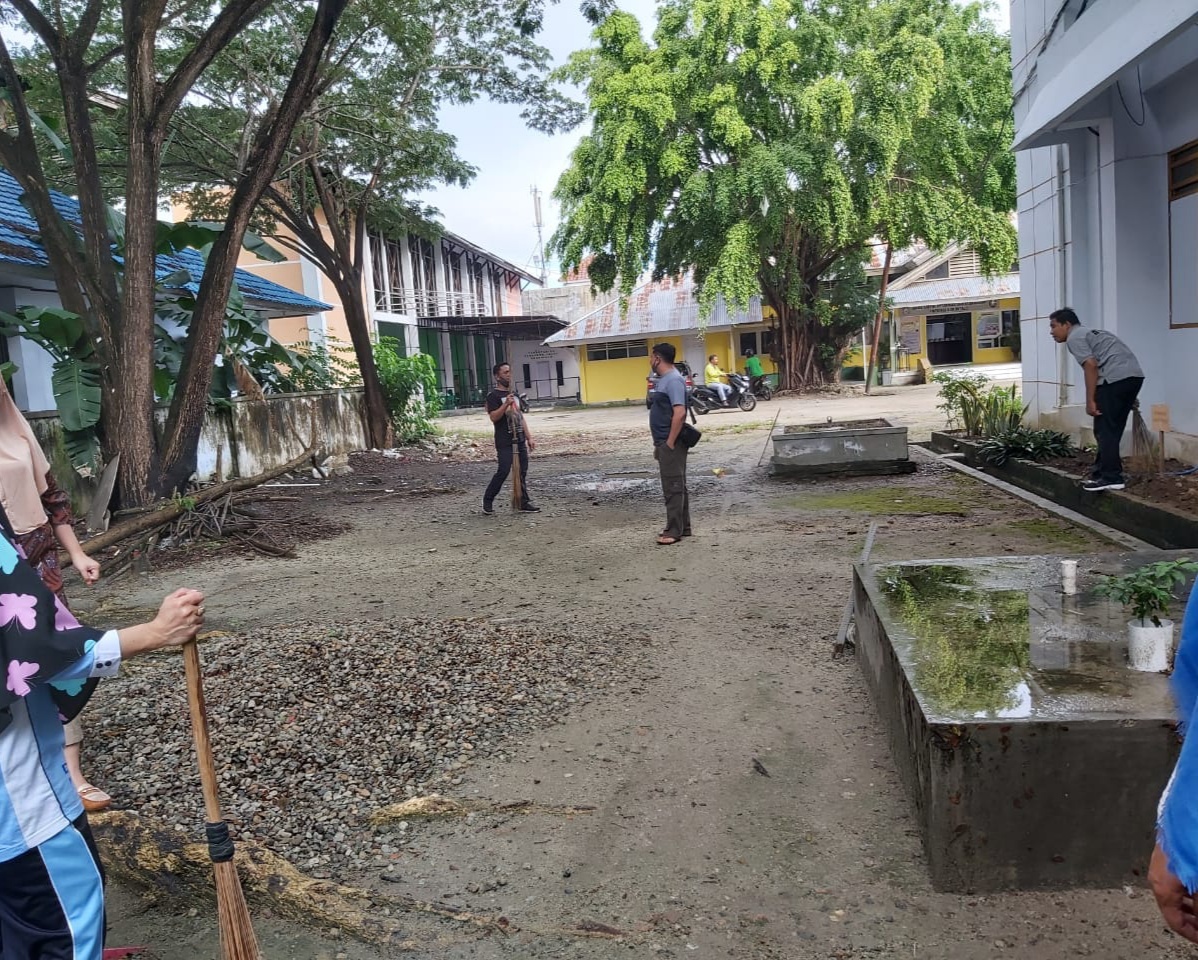 Ciptakan lingkungan sehat, Bawaslu melaksanakan Program Jumâ€™at Bersih.