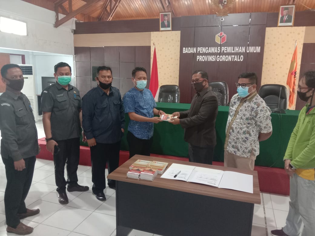 Bawaslu Gorontalo terima Buku Saku Penyelesaian Sengketa.