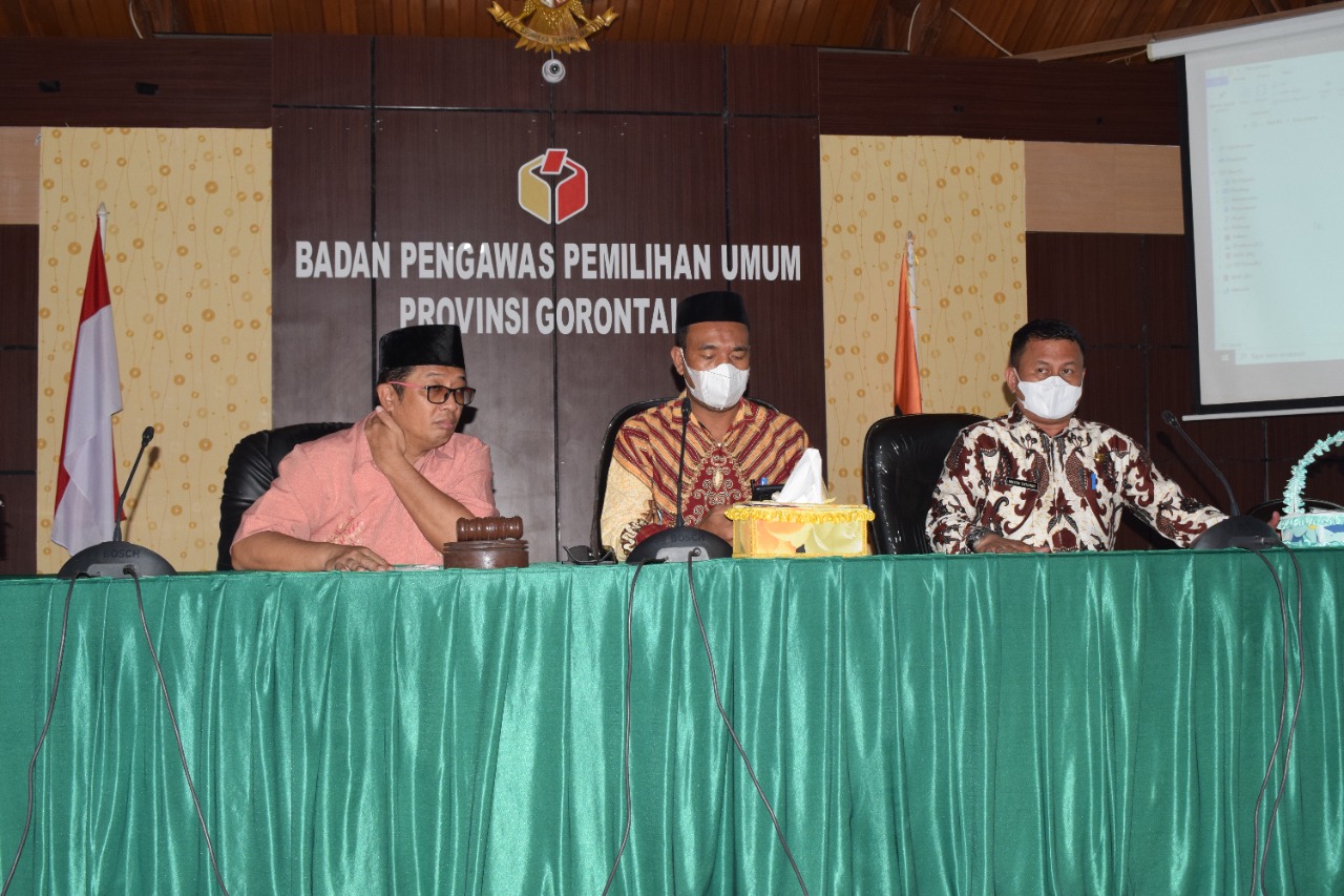 J. Umar Buka Sosialisasi Pedoman Pengelola Media di Lingkungan Bawaslu se-Provinsi Gorontalo