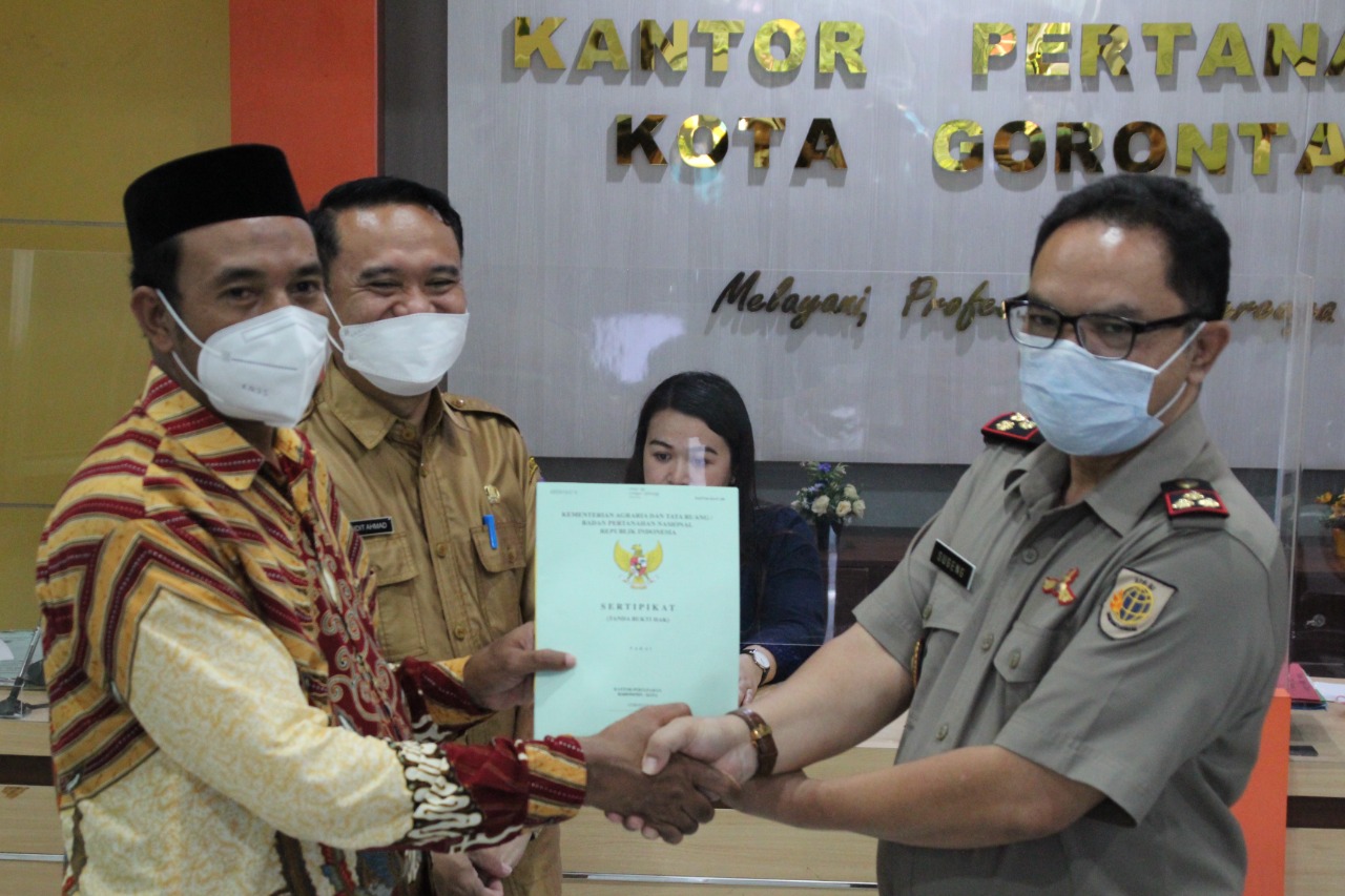 Bawaslu Provinsi Gorontalo Terima Sertifikat Tanah