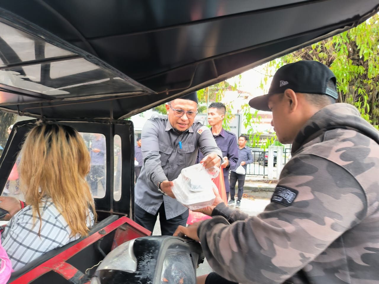 Bawaslu Provinsi Gorontalo Bagikan Takjil untuk Masyarakat di Bulan Suci Ramadan