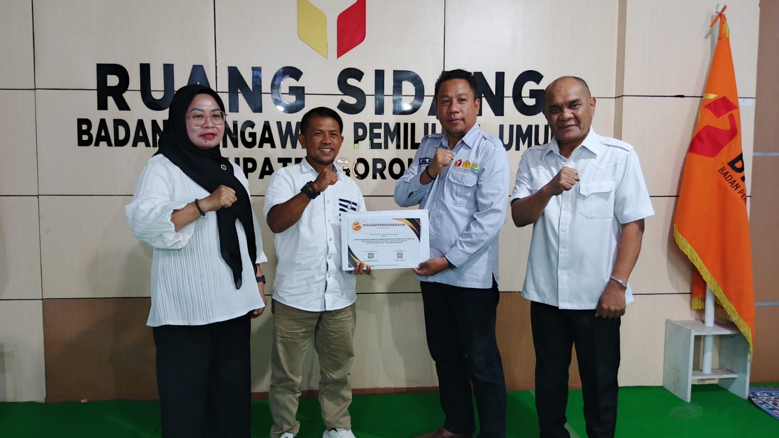Bentuk Terima Kasih, Moh. Fadjri Arsyad Serahkan Penghargaan pada Pengawas AdHoc Pemilu dan Pilkada 2024 di Kabupaten Gorontalo