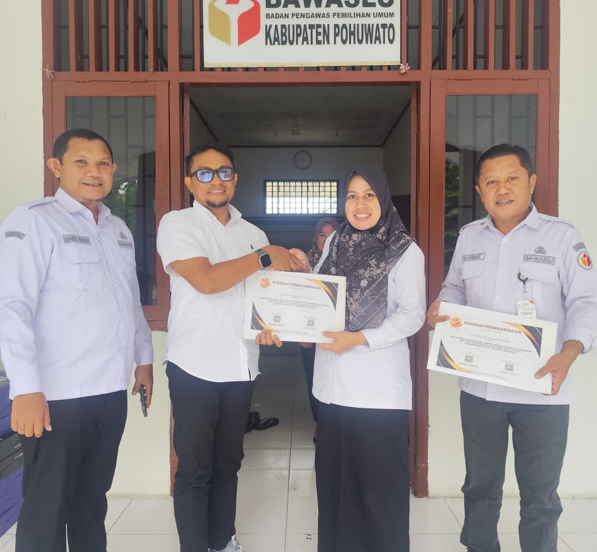 Simbol Dedikasi: Idris Usuli Serahkan Piagam Penghargaan untuk Pengawas Ad-Hoc di Pohuwato