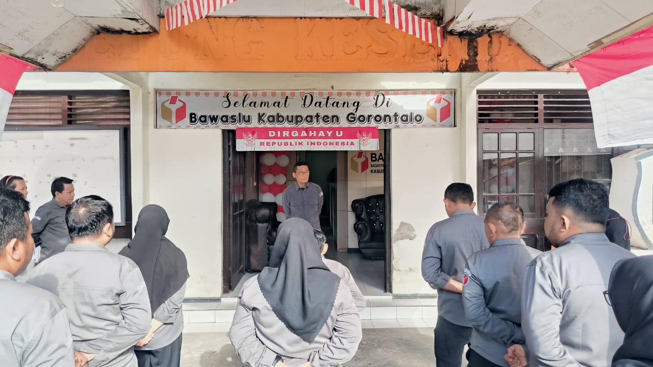 John Hendri Purba Tekankan Disiplin dan Tanggung Jawab dalam Apel di Bawaslu Kabupaten Gorontalo