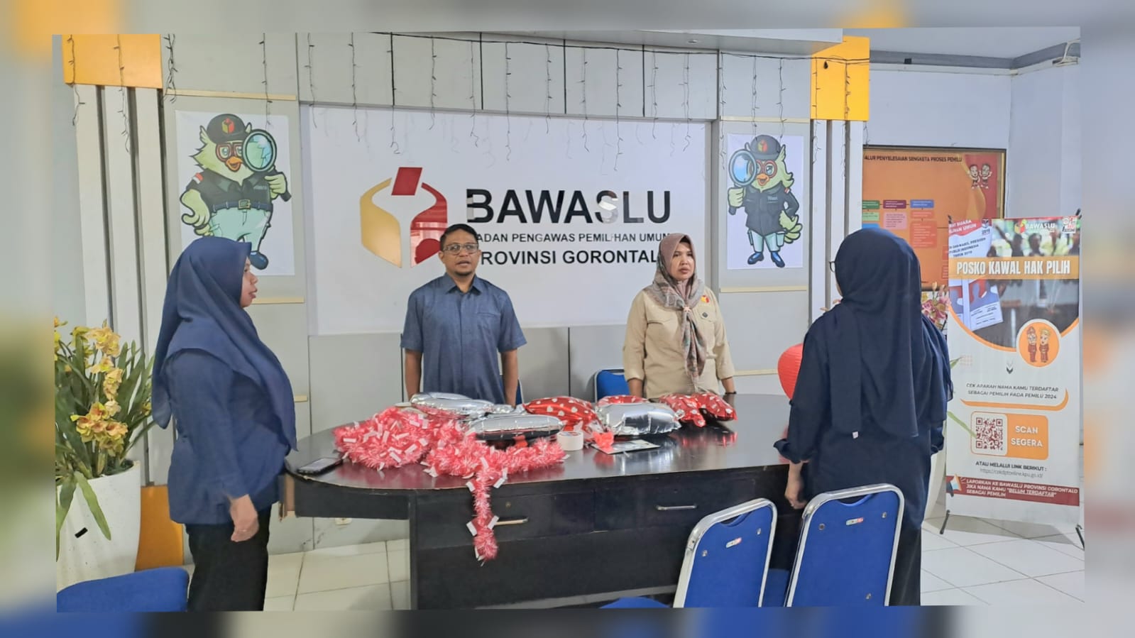 Tumbuhkan Rasa Nasionalisme, Bawaslu Provinsi Gorontalo Nyanyikan Lagu Nasional