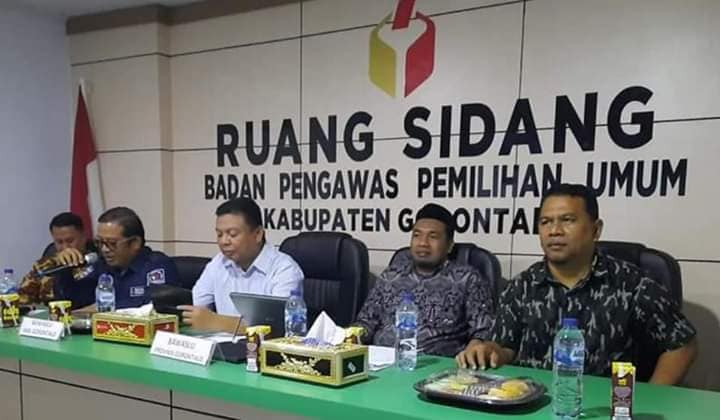 "GERAK CEPAT", BAWASLU PROVINSI GORONTALO BERI PEMBEKALAN SEKALIGUS RAPAT KERJA BERSAMA PANWASCAM KABUPATEN GORONTALO.
