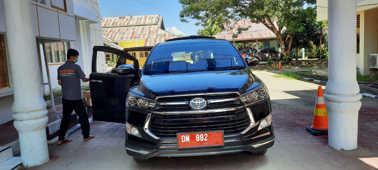 Penyemprotan Disinfektan di Bawaslu Provinsi Gorontalo rutin dilakukan.