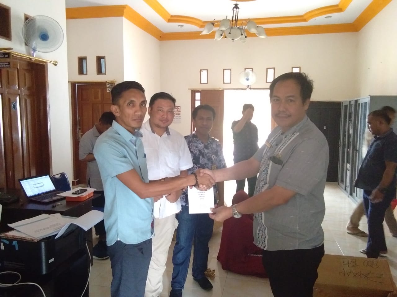 JELANG PESTA DEMOKRASI BAWASLU DISTRIBUSIKAN BUKU SAKU UNTUK SAKSI