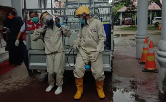 Cegah Virus Corona, Kantor Bawaslu Disemprot Disinfektan