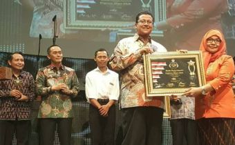 Penyelenggara Pemilu dan Pemerintah Daerah Provinsi Gorontalo Berhasil Meraih Penghargaan Bawaslu Award 2017