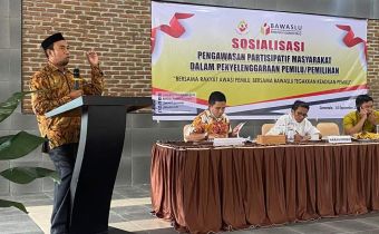 KETUA BAWASLU PROVINSI GORONTALO MEMAPARKAN MATERI DALAM FORUM SOSIALISASI PENGAWASAN PEMILU PARTISIPATIF