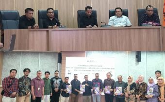 Bawaslu Provinsi Gorontalo Serahkan Laporan Akhir Program Kegiatan Divisi SDMOD Tahun 2024