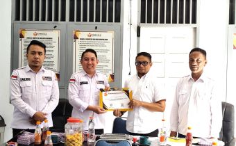 Apresiasi Kinerja Pengawas, Ketua Bawaslu Provinsi Idris Usuli Serahkan Piagam Pengawas AdHoc di Boalemo