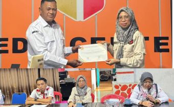 Lismawy Ibrahim Serahkan Penghargaan untuk Panwaslu Adhoc Pemilu dan Pilkada 2024 di Gorontalo UtaraÂ 
