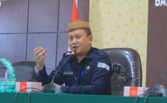 Kepala Sekretariat Serahkan SK Non PNS di Lingkungan Sekretariat Bawaslu Provinsi Gorontalo