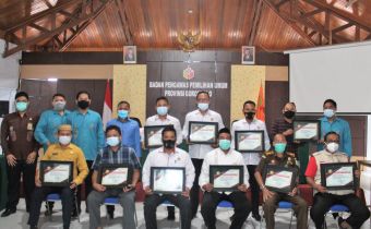 Bawaslu Provinsi Gorontalo Menyerahkan Piagam Penghargaan Gakkumdu