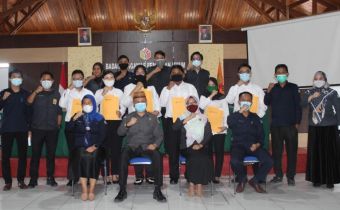 Kasek Nikson menyerahkan SK CPNS Angkatan IV Yang Bertugas di Bawaslu Provinsi Gorontalo